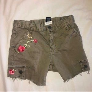 CARGO SHORTS WITH EMBROIDERED FLOWERS